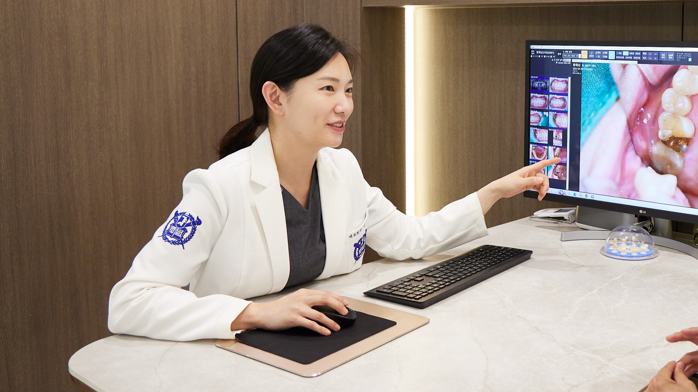 치료 후 스케일링 및 정기검진 AI 이미지